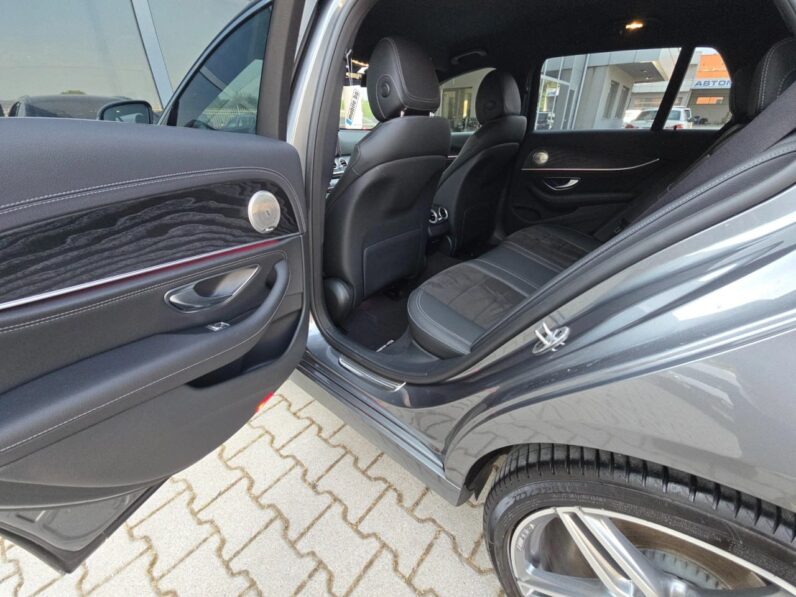 
								Mercedes-Benz E 220 full									